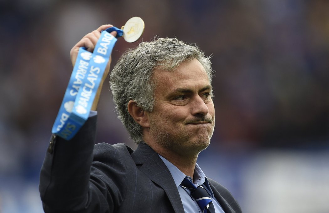 Manažer Chelsea Mourinho a jeho výtrysk emocí při přebírání titulu za triumf v Premier League. Úsměv se nekonal.
