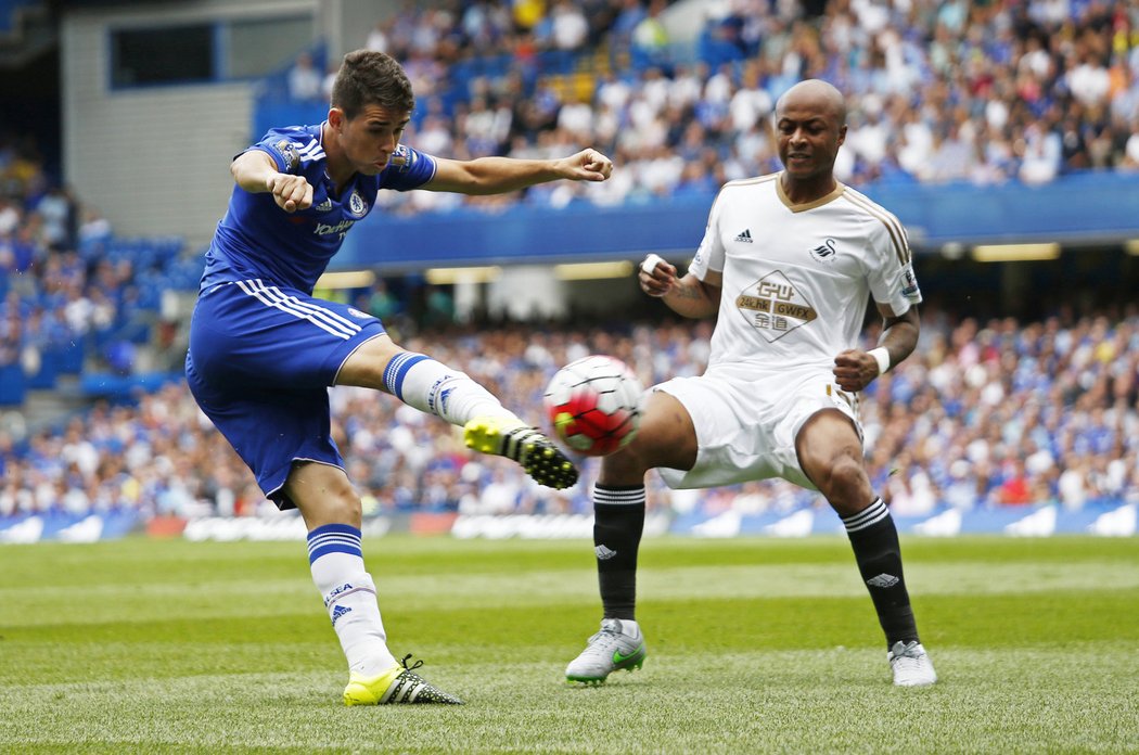 Oscar z Chelsea pálí na branku Swansea v utkání Premier League.