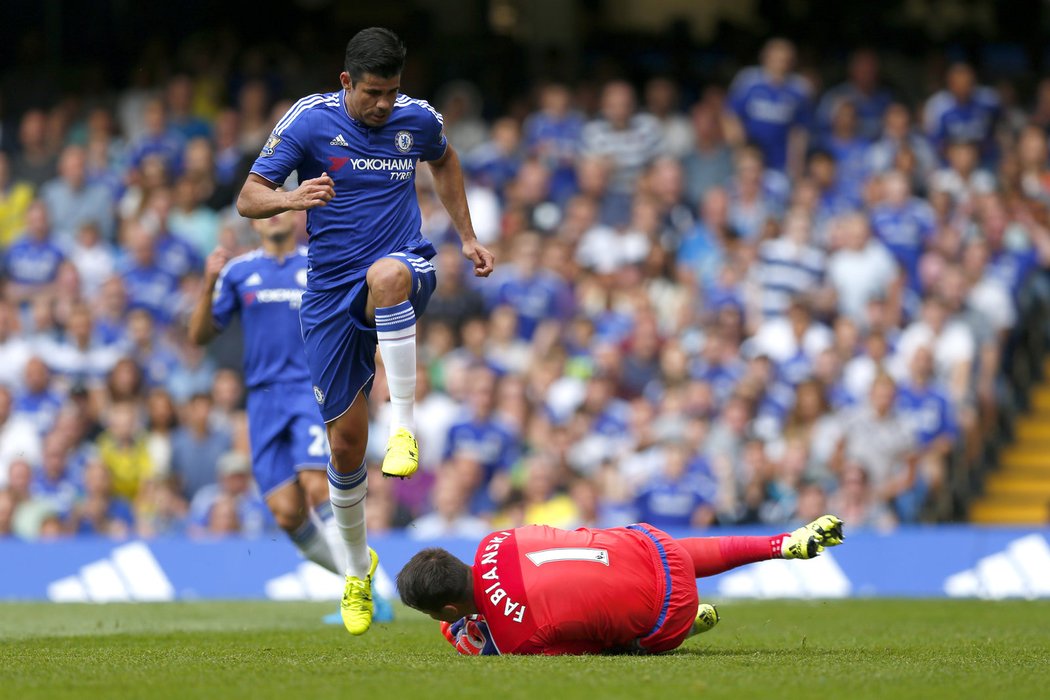 Útočník Chelsea Diego Costa v akci během utkání Premier League proti Swansea.