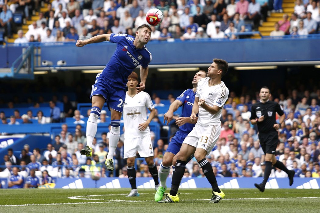 Obránce Chelsea Gary Cahill hlavičkuje na branku Swansea v utkání 1. kola Premier League.