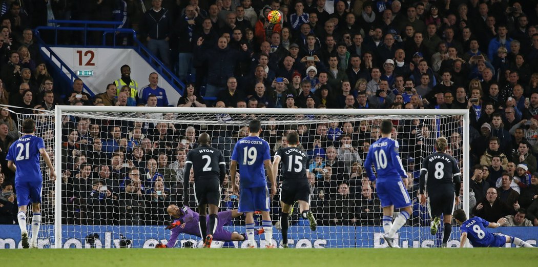 To byl kiks. Oscar mohl z penalty rozhodnout o výhře Chelsea, ale uklouzl. &#34;Blues&#34; tak brali doma s Watfordem jen remízu 2:2.