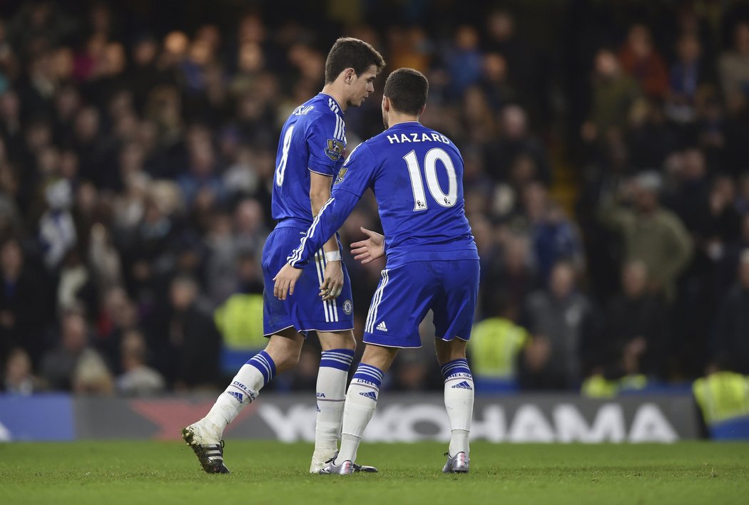 Eden Hazard utěšuje spoluhráče z Chelsea Oscara poté, co zahodil penaltu v duelu s Watfordem. Zápas Premier League skončil nerozhodně 2:2.