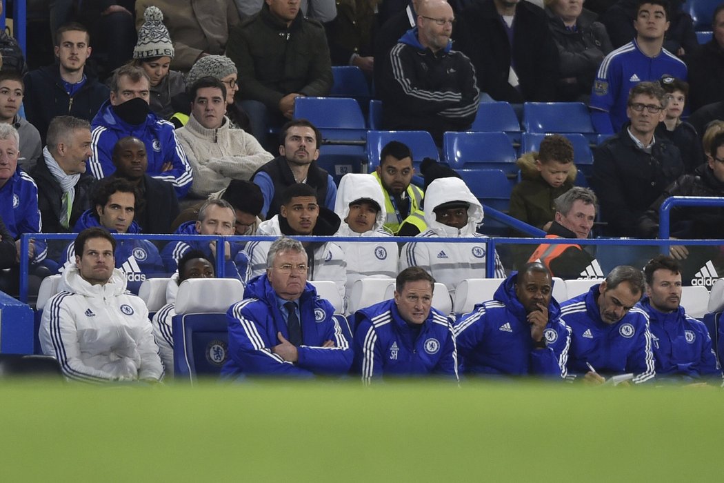 Poprvé na lavičce Chelsea se objevil nový manažer &#34;Blues&#34; Hiddink. Moc radosti ale neměl, duel s Watfordem skončil 2:2.