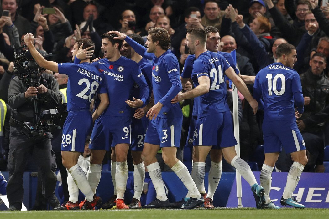 Hráči Chelsea slaví vítěznou trefu Álvara Moraty proti Manchesteru United