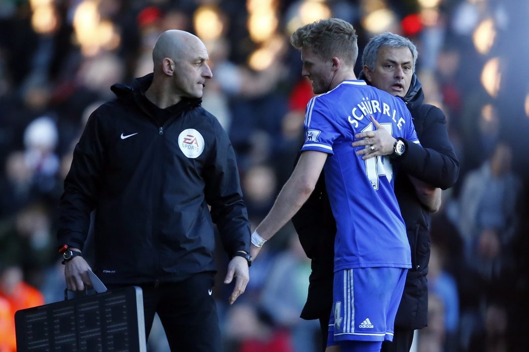 Spokojený trenér Chelsea José Mourinho a jeho pochvala střelci Schürrlemu. Ten hattrickem zničil Fulham a blues vyhráli 3:1