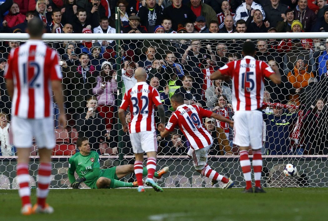 Jonathan Walters střílí branku Stoke v duelu s Arsenalem, londýnský tým prohrál gólem z penalty 0:1 a na vedoucí Chelsea ztrácí čtyři body