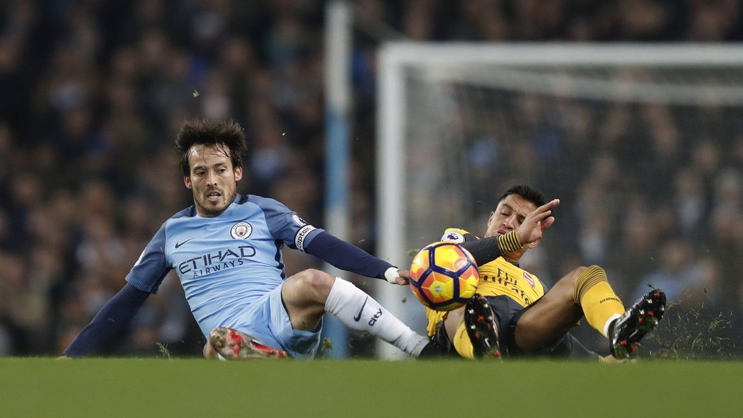 Vlevo David Silva po souboji s Alexisem Sánchezem z Arsenalu