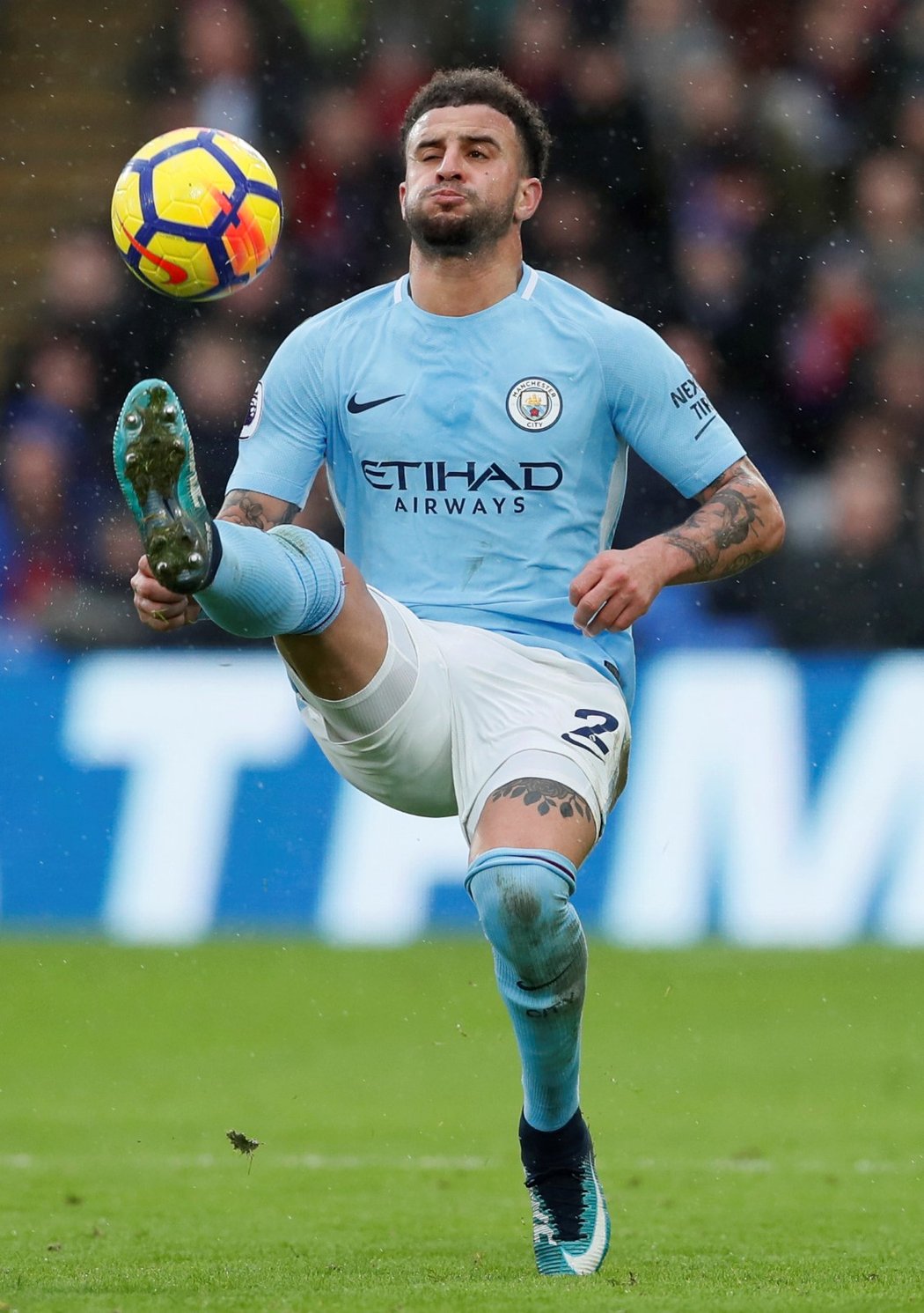 Kyle Walker si zpracovává míč v zápase proti Crystal Palace