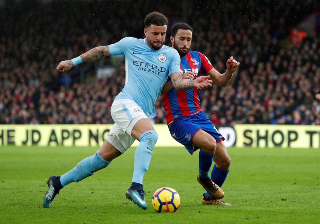 Kyle Walker v souboji o míč s Androsem Townsendem