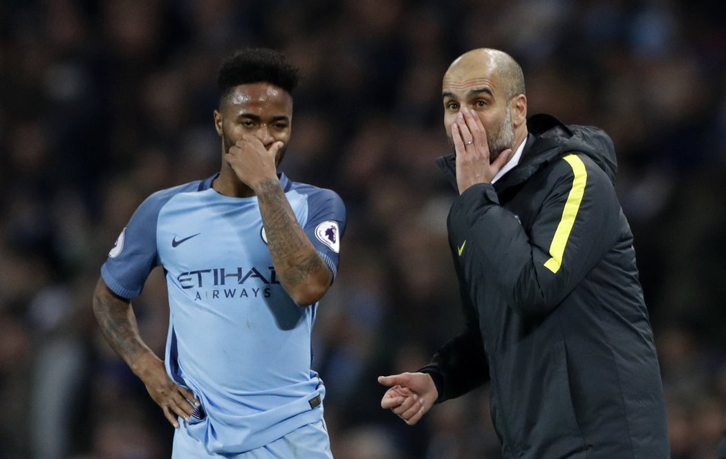 Raheem Sterling v diskuzi s Pepem Guardiolou