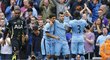 Fotbalisté Manchesteru City se radují z branky do sítě Tottenhamu