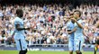 Hráči Manchesteru City gratulují Agüerovi ke vstřelení branky v zápase s Tottenhamem