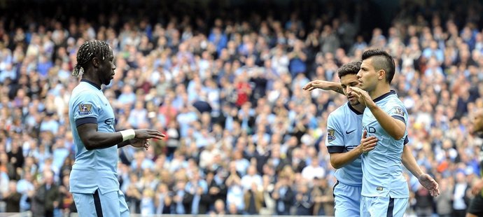 Hráči Manchesteru City gratulují Agüerovi ke vstřelení branky v zápase s Tottenhamem