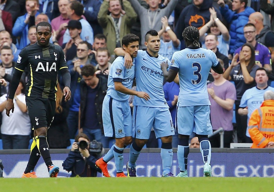 Fotbalisté Manchesteru City se radují z branky do sítě Tottenhamu