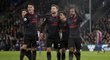 Fotbalisté Arsenalu slaví gól Shkodrana Mustafiho proti Crystal Palace