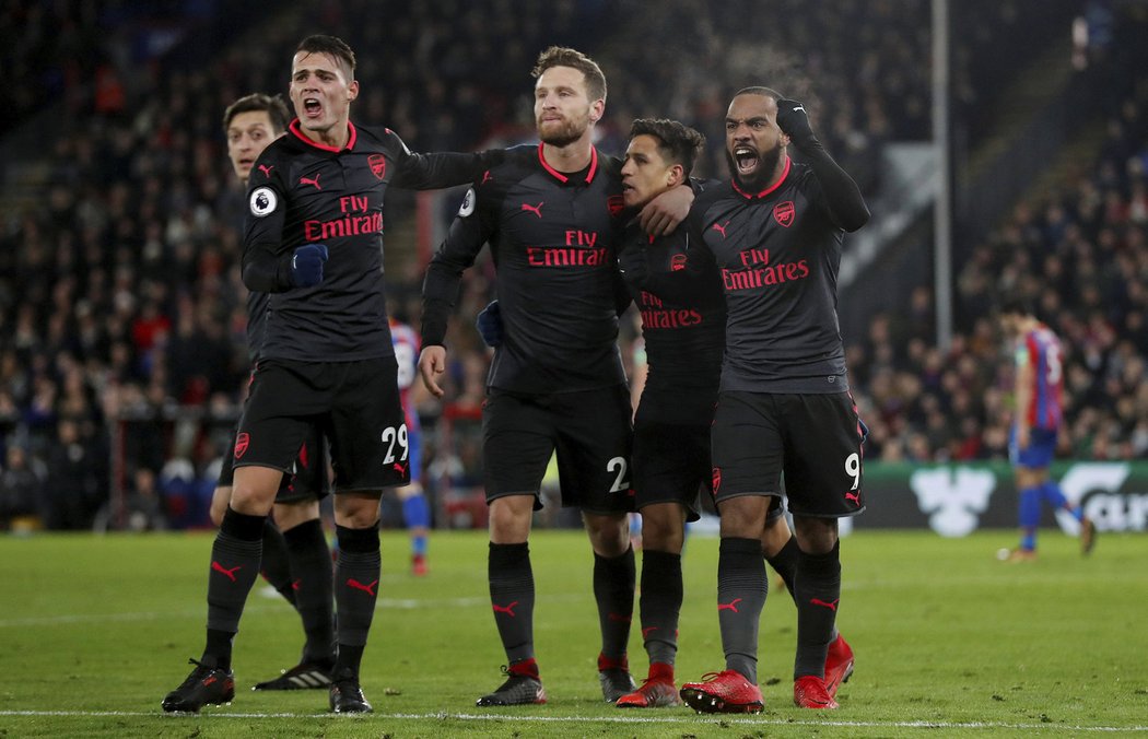 Fotbalisté Arsenalu slaví gól Shkodrana Mustafiho proti Crystal Palace