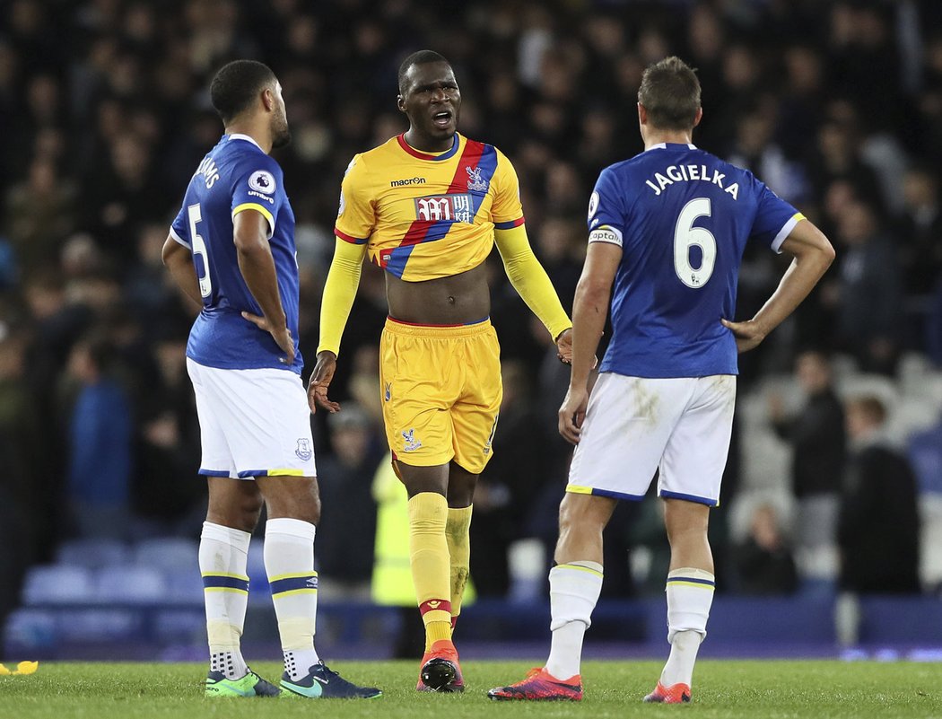 Christian Benteke zařídil Crystal Palace bod v zápase s Evertonem, na konci debatoval s Philem Jagielkou (vpravo)