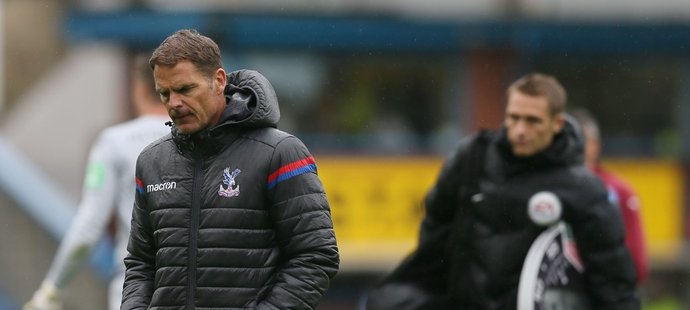 Čtyři zápasy, čtyři prohry, žádný vstřelený gól. Smutný rekord, který v Crystal Palace zařídil Frank de Boer