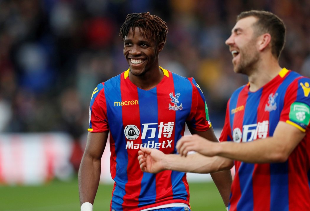 Wilfried Zaha vstřelil první gól Crystal Palace v sezoně a pomohl k senzační výhře nad Chelsea