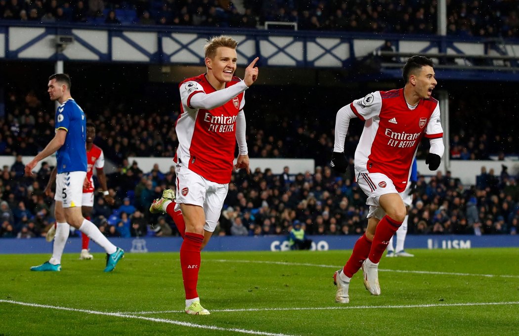 Záložník Arsenalu Martin Odegaard slaví branku v utkání proti Evertonu