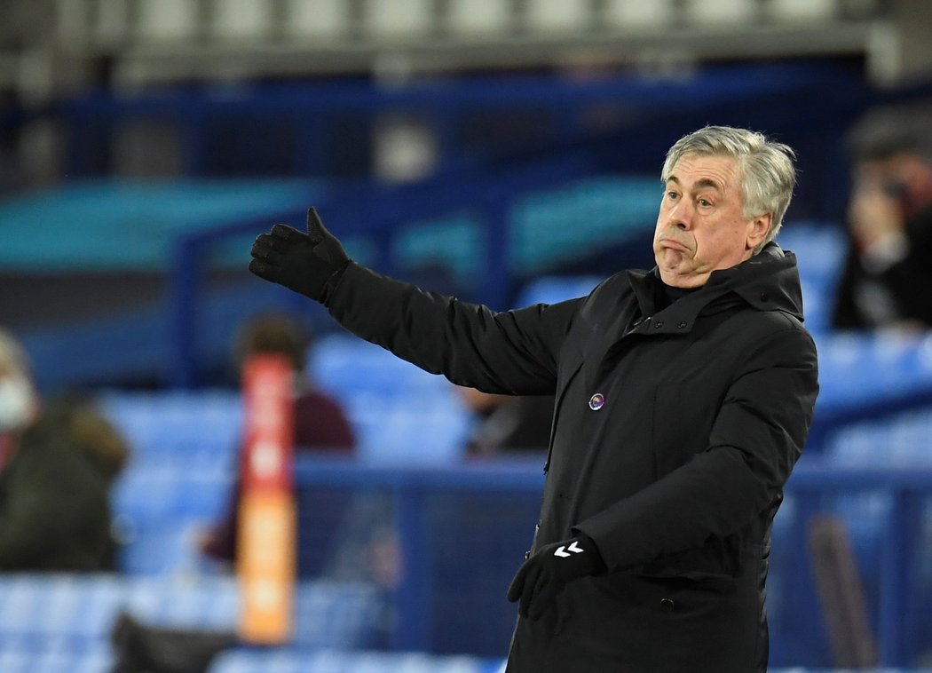 Trenér Evertonu Carlo Ancelotti během zápasu proti Chelsea