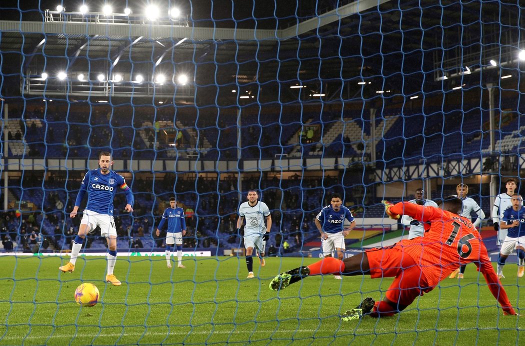 Gylfi Sigurdsson proměnuje penaltu proti Chelsea