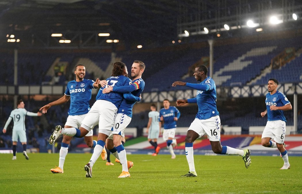 Fotbalisté Evertonu slaví branku proti Chelsea