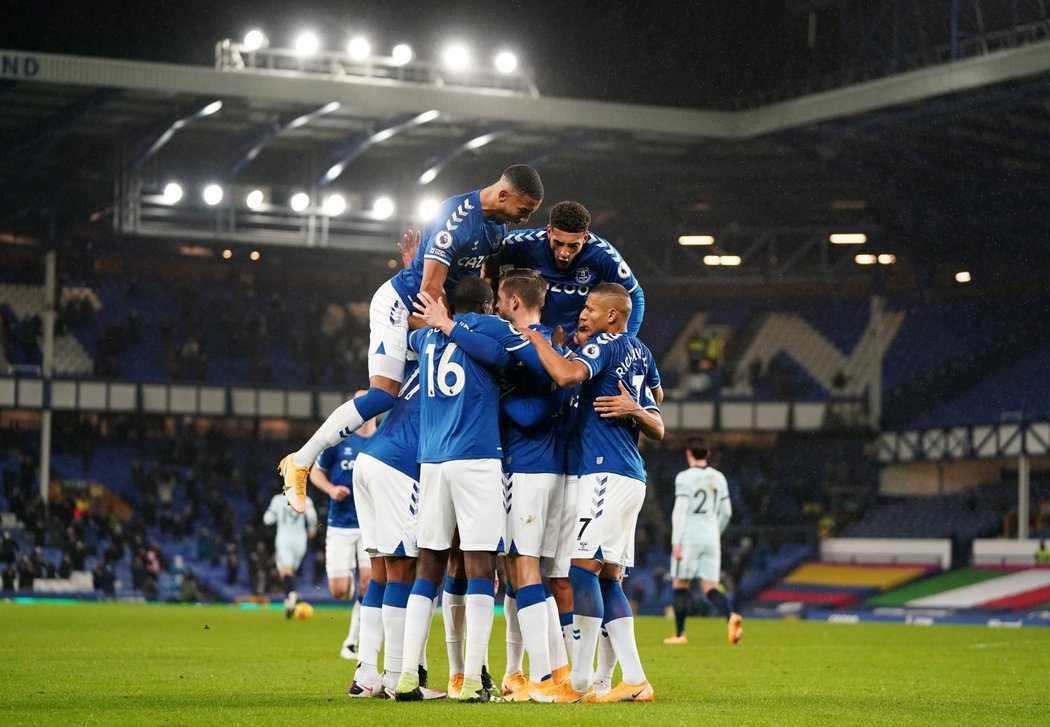 Fotbalisté Evertonu slaví branku proti Chelsea