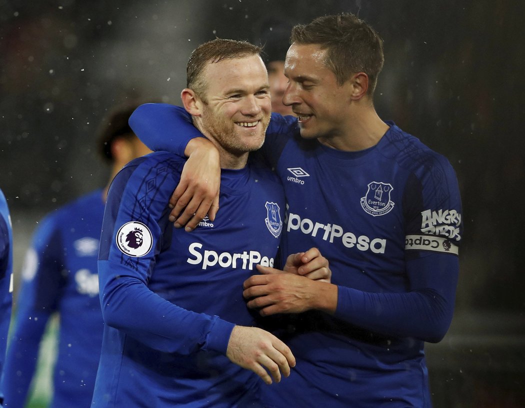 Phil Jagielka slaví s úspěšným penaltovým střelcem Waynem Rooneym.