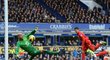 Uruguayský útočník Luis Suárez dává druhý gól Liverpoolu v derby s Evertonem