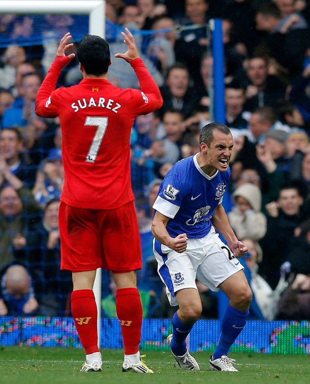 Uruguayský útočník Luis Suárez nevěří vlastním očím. Jeho tým nevyhrál derby s Evertonem kvůli chybě sudího