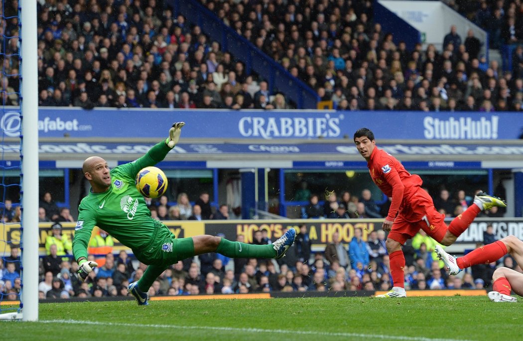 Uruguayský útočník Luis Suárez dává druhý gól Liverpoolu v derby s Evertonem