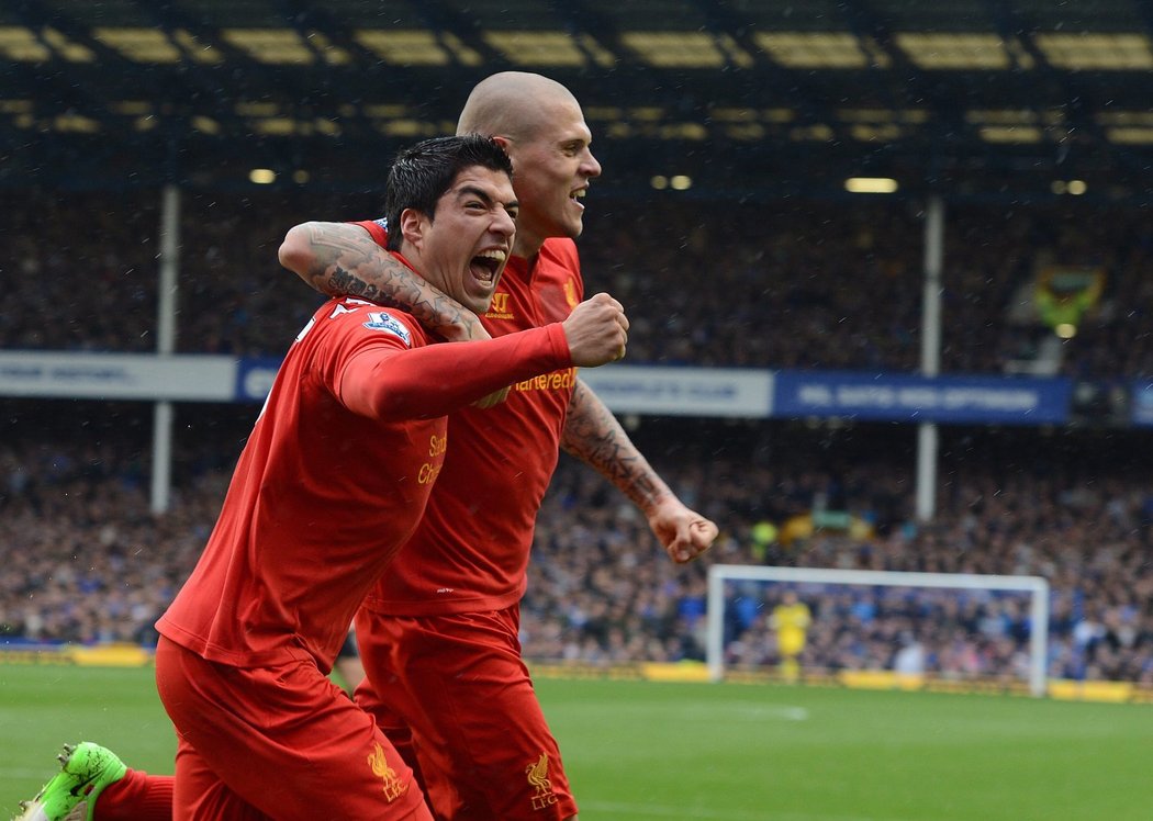 Luis Suárez zařídil dvě trefy Liverpoolu v derby s Evertonem, jeho třetí gól ale kvůli chybně odmávanému ofsajdu neplatil