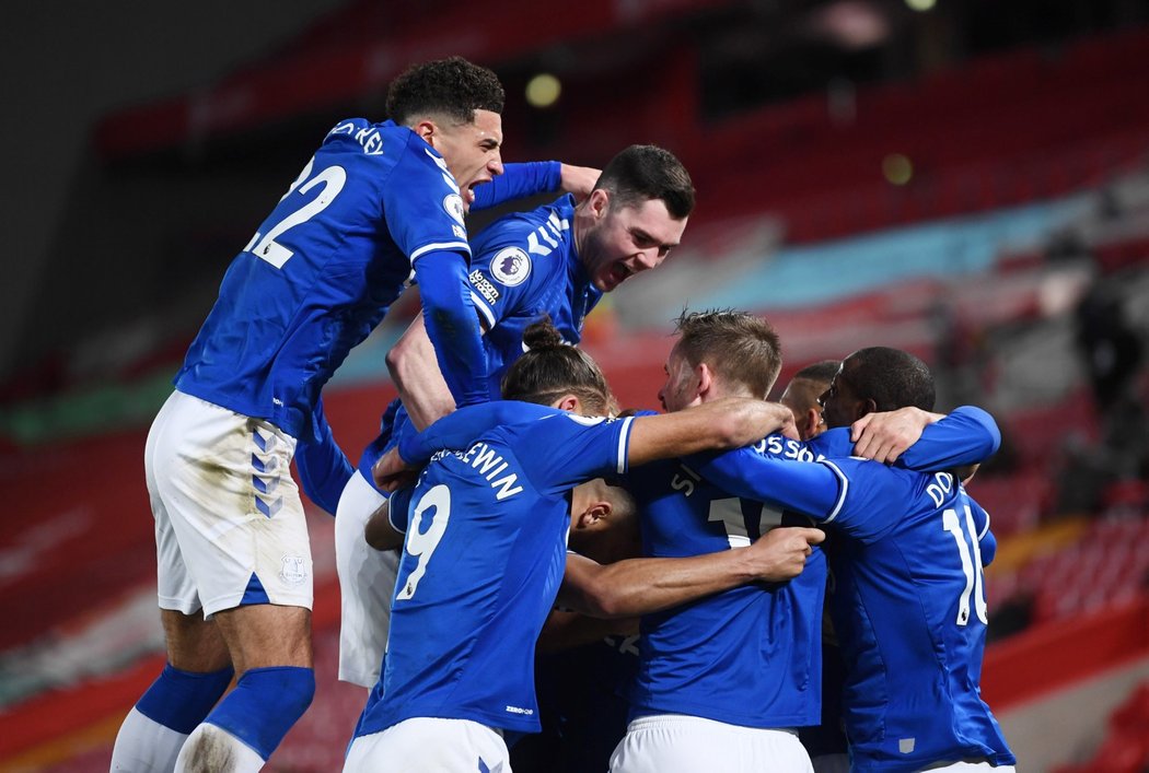 Radost fotbalistů Evertonu z branky v derby proti Liverpoolu