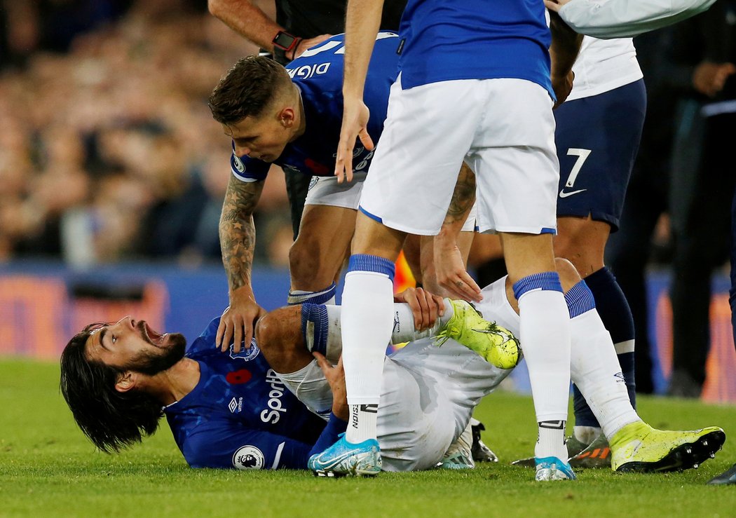 Tichem šokovaného Goodison Parku se nesl jen křik zraněného Andrého Gomese