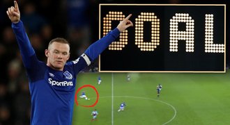 Rooney se trefil z 54 metrů! Potrestal výlet brankáře, s nímž hrál za Anglii