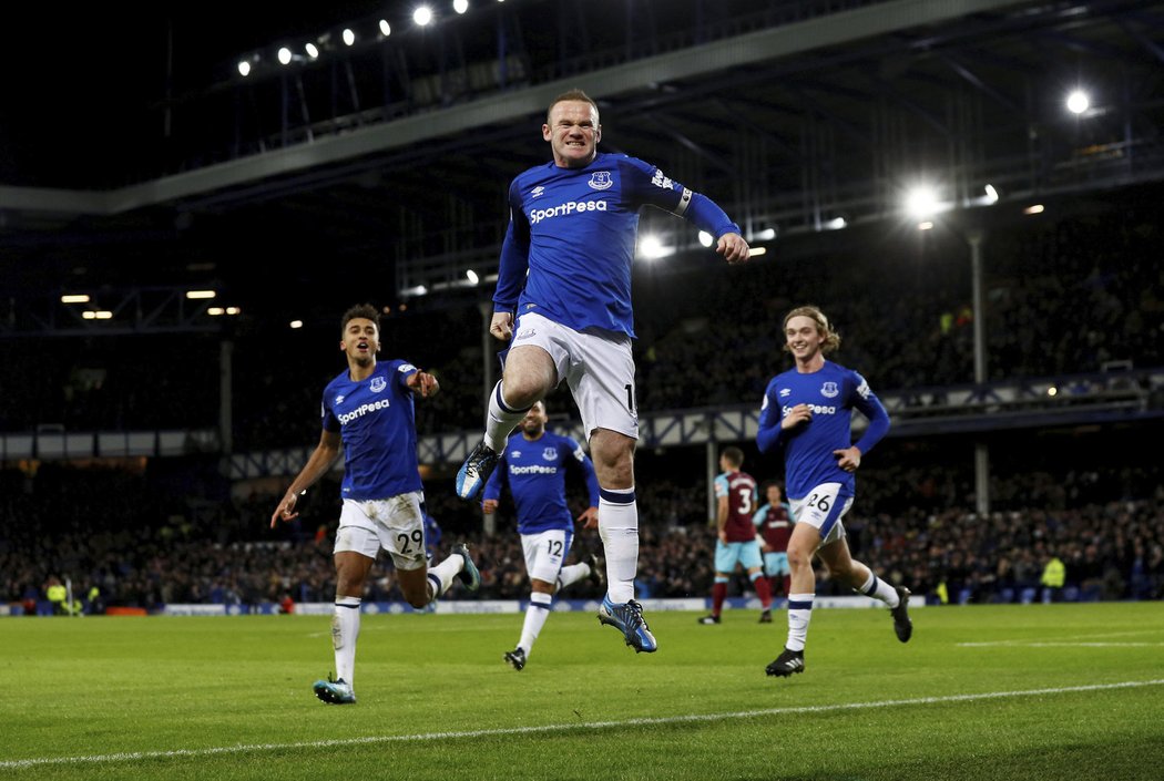 Kapitán Evertonu Wayne Rooney se raduje z první branky v utkání proti West Hamu