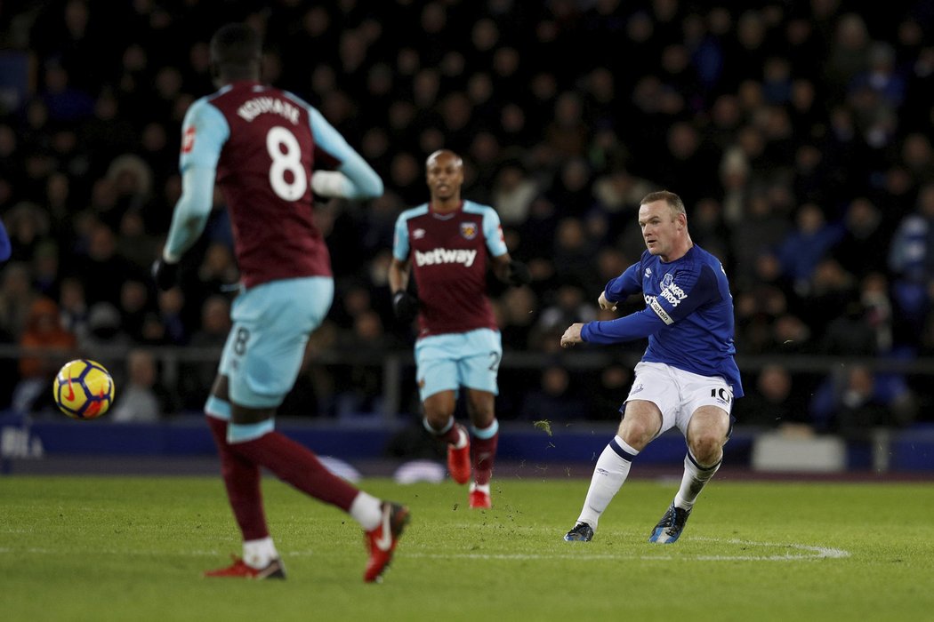 Hattrick završil Wayne Rooney parádní střelou z první přes půlku hřiště