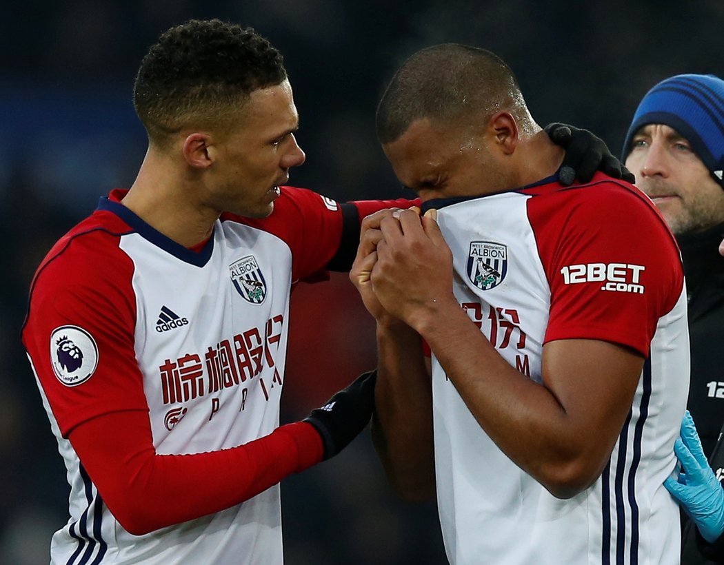 Kieran Gibbs z West Bromwiche uklidňuje svého spoluhráče Salomona Rondona