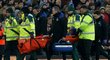 Zdravotníci odnášejí záložníka Evertonu Jamese McCarthyho, který v utkání s West Bromwichem utrpěl dvojitou frakturu kosti