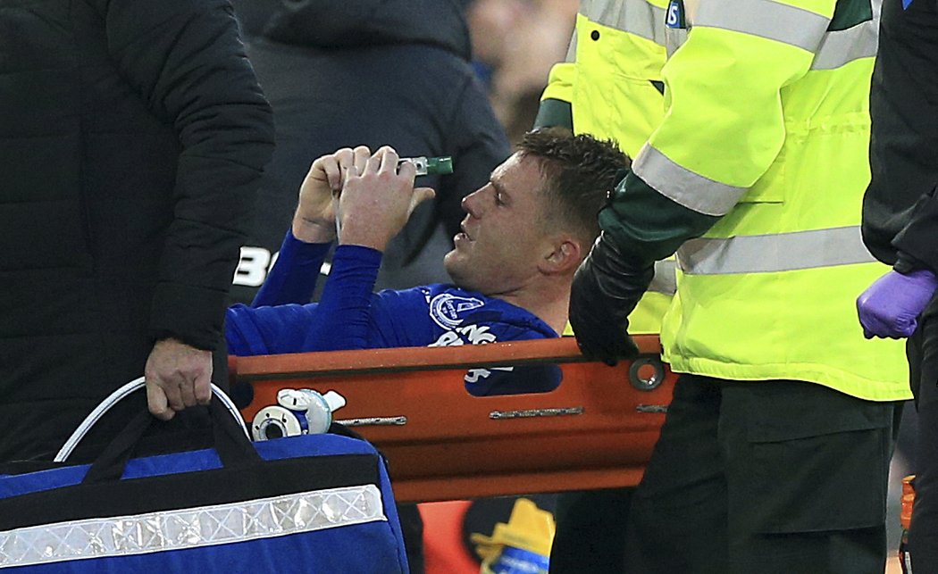 Záložník Evertonu James McCarthy, který v utkání s West Bromwichem utrpěl dvojitou frakturu kosti a opouštěl hřiště na nosítkách v bolestech
