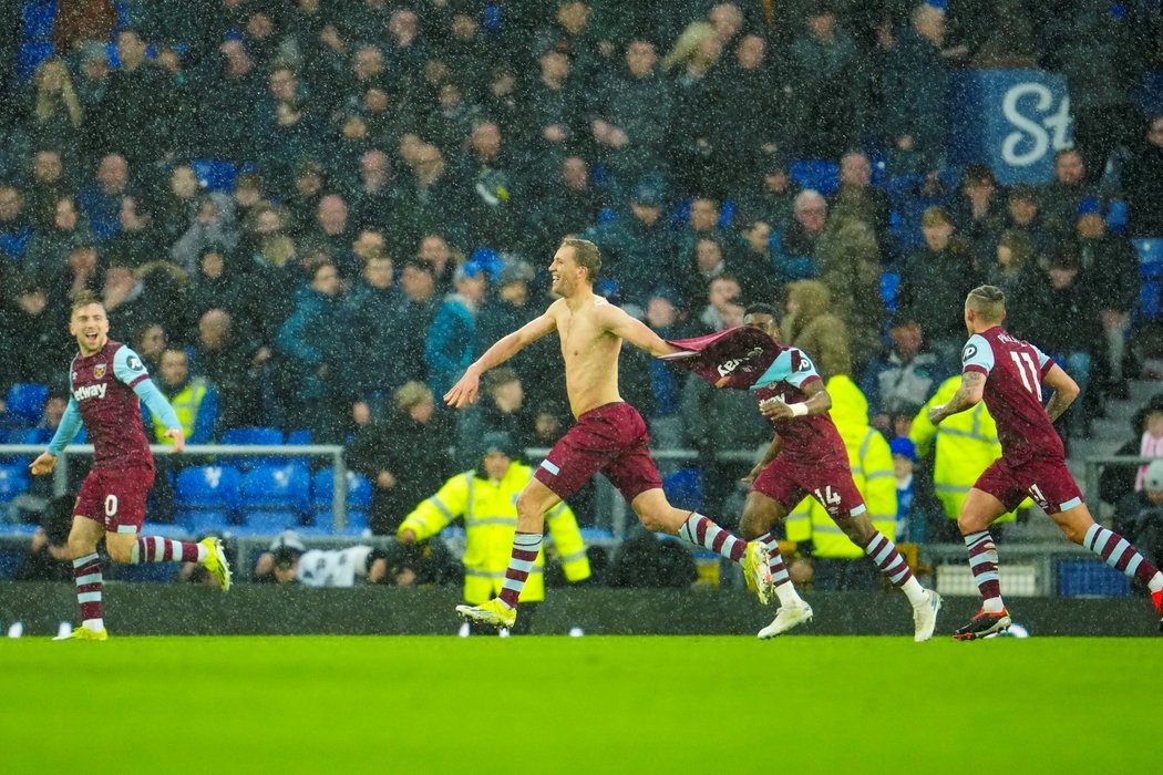 Tomáš Souček v euforii po své rozhodující trefě proti Evertonu