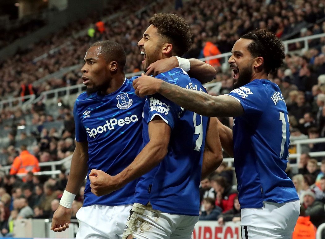 Fotbalisté Evertonu slaví branku v utkání proti Newcastlu