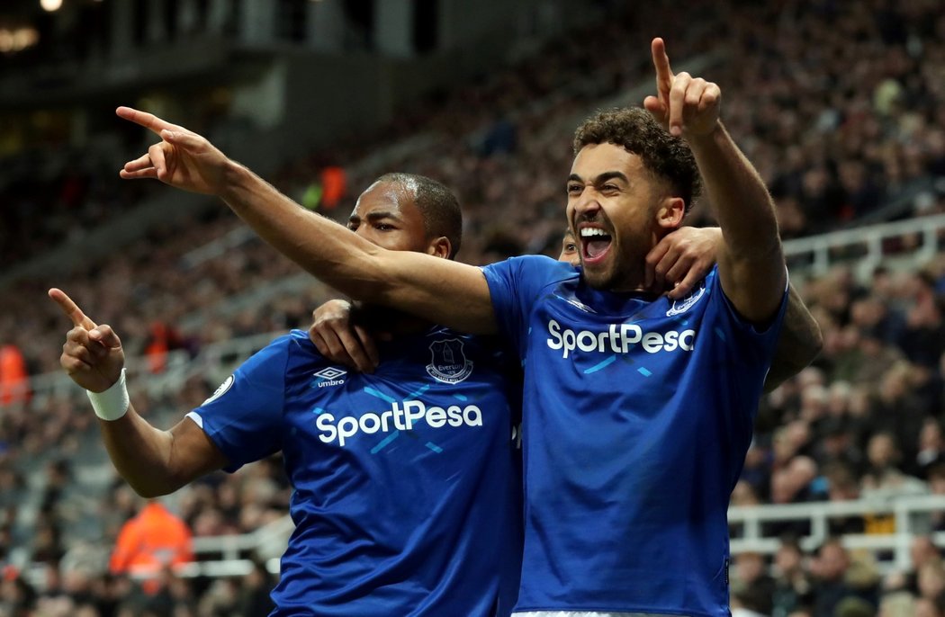 Fotbalisté Evertonu slaví branku v utkání proti Newcastlu