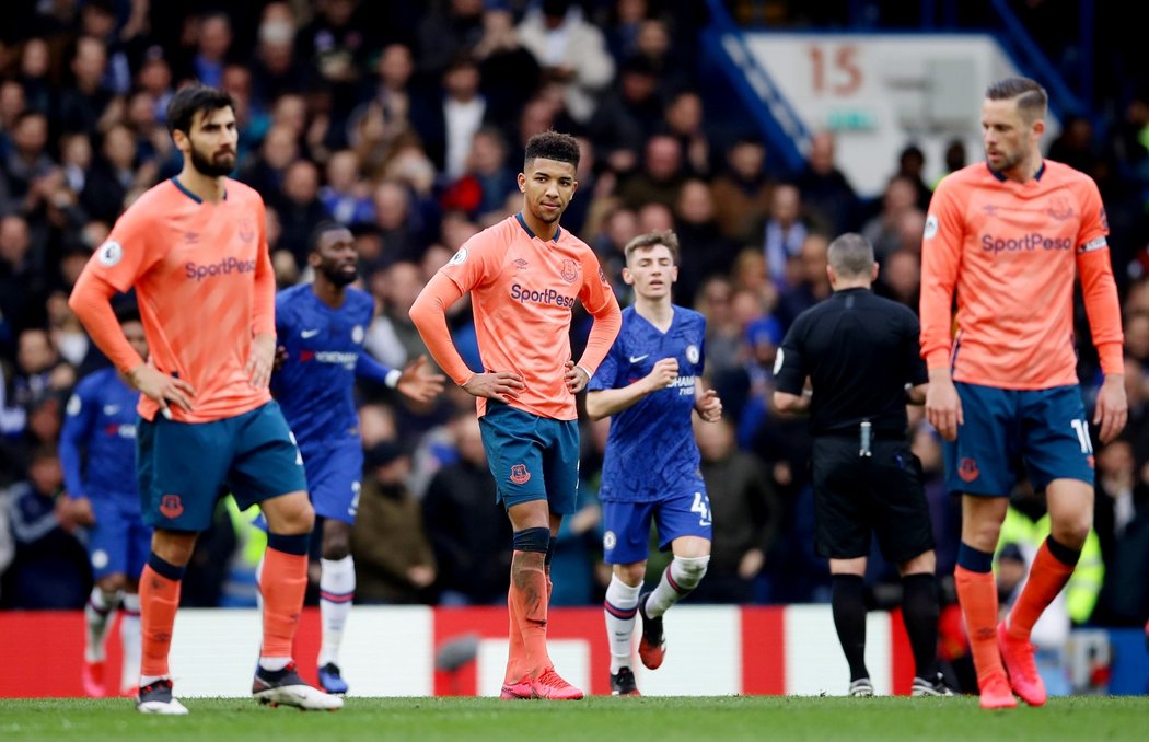 Sklíčení fotbalisté Evertonu po inkasovaném gólu s Chelsea