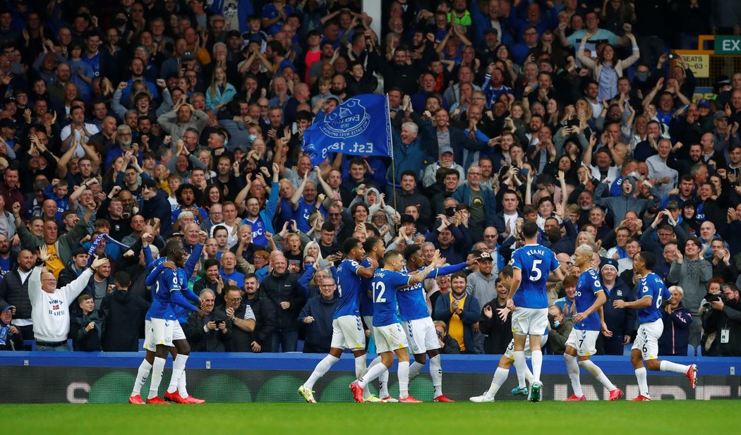 Fotbalisté Evertonu slaví gól v duelu se Southamptonem