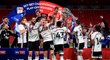 Euforie fotbalistů Fulhamu kteří se po roce vrací do anglické Premier League