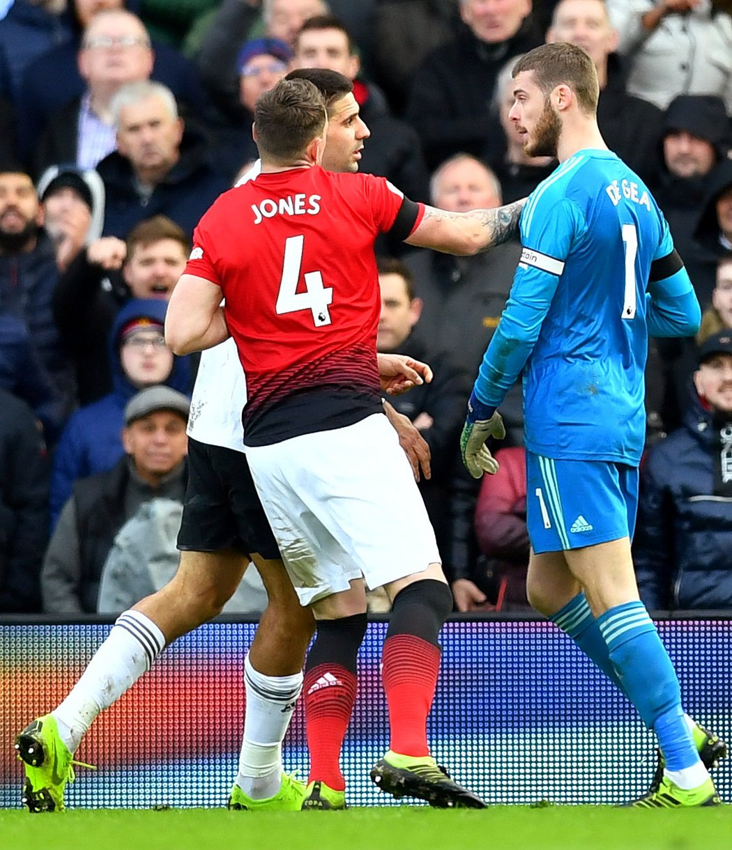 Brankář David De Gea z Manchesteru United se při utkání proti Fulhamu dostal do konfliktu s Aleksandarem Mitrovičem, situaci uklidňoval Phil Jones