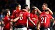 Fotbalisté Manchesteru United se radují z třetí branky utkání na hřišti Fulhamu, kterou z pokutového kopu obstaral Paul Pogba