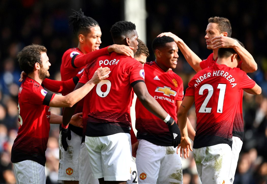 Fotbalisté Manchesteru United se radují z třetí branky utkání na hřišti Fulhamu, kterou z pokutového kopu obstaral Paul Pogba